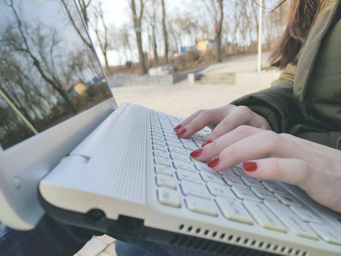 Espace de travail avec analyses financières et recherches documentaires