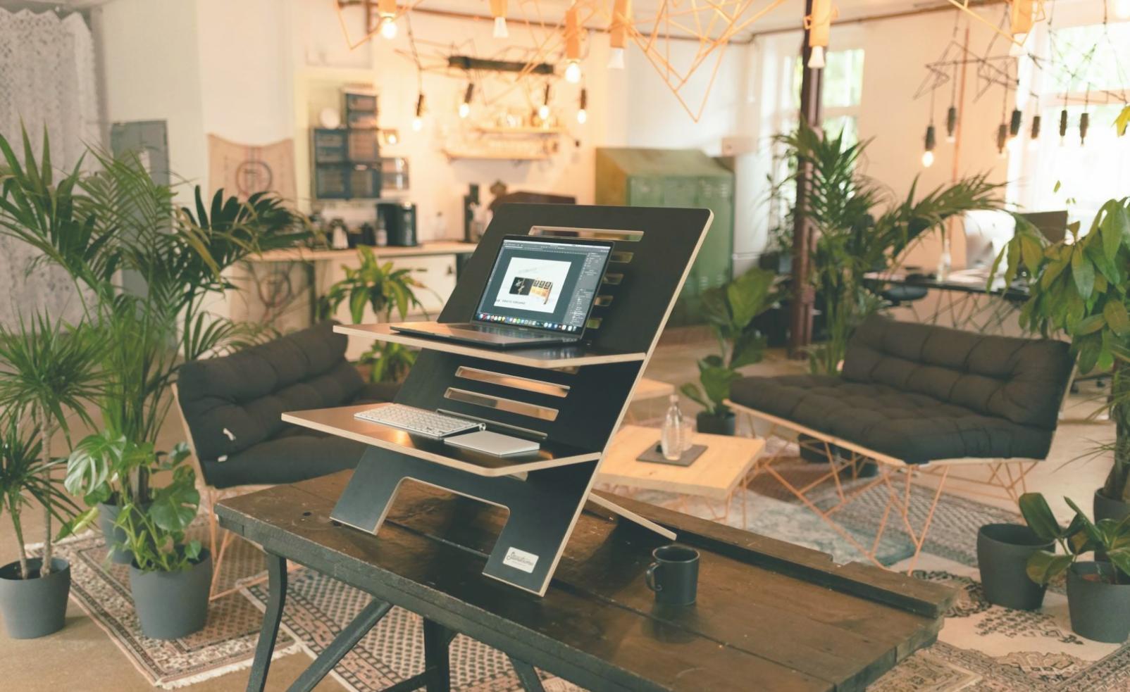 Session d'analyse financière collaborative avec participants travaillant sur des études de cas réels