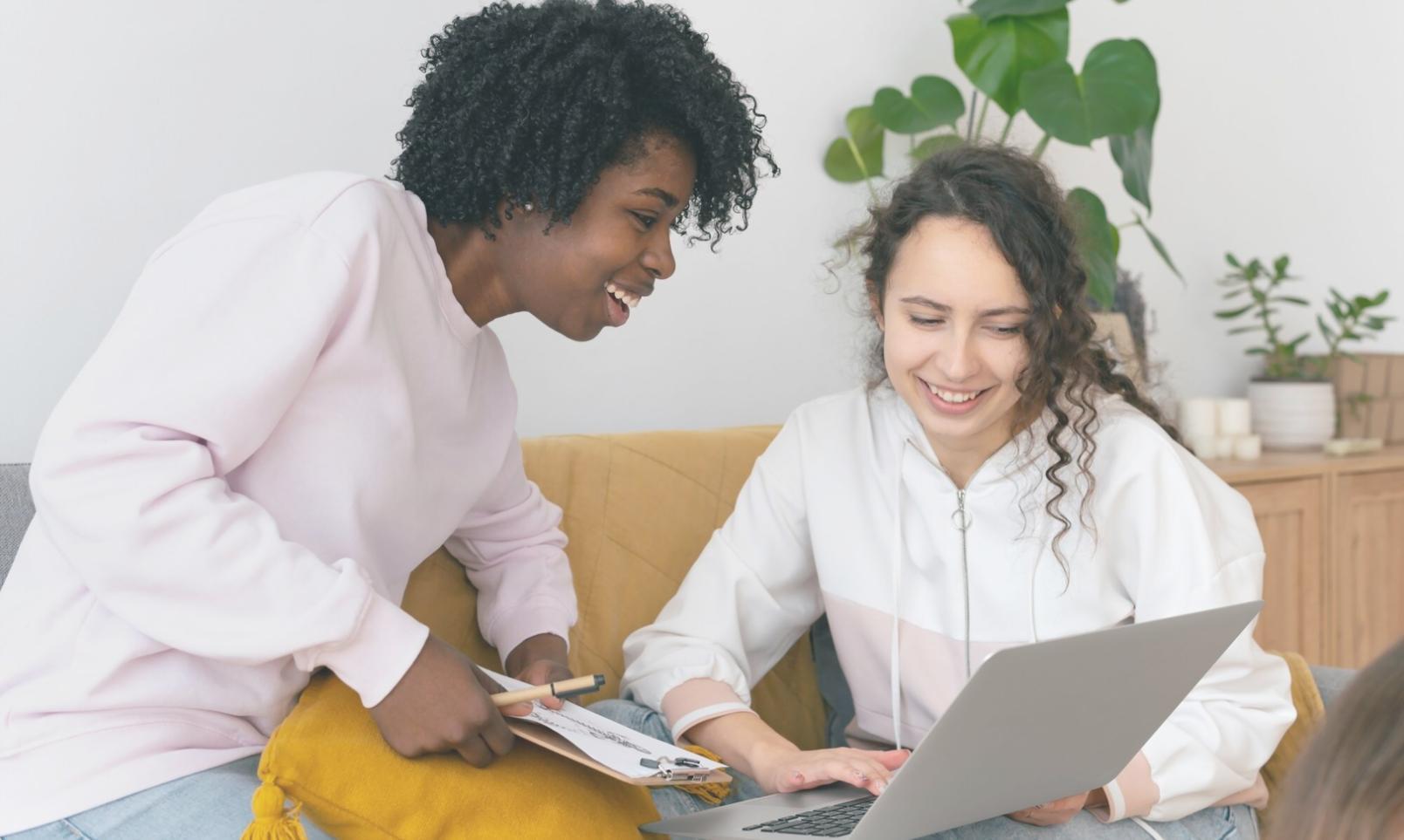 Environnement de travail professionnel avec analyse de données financières